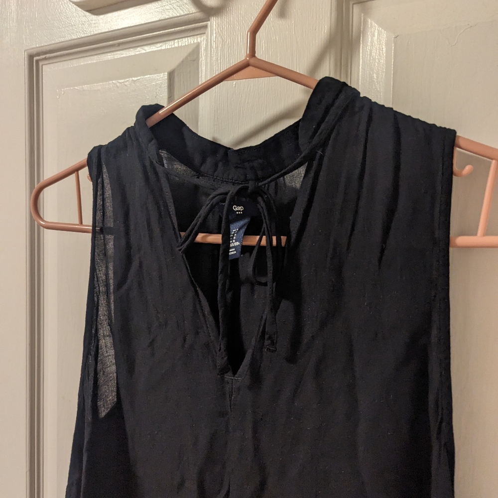 GAP Women's Size S Black Short Sleeve V-Neck Blouse with Bow Tie